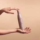Nu Skin Volumizing Conditioner Hände von Nuskin