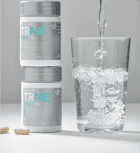 Pharmanex Inner Nu mit einem Glas Wasser