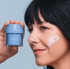 NuSkin ageloc Tru Face Transforming Gel Cream von Nu Skin mit Modell und creme in der Hand